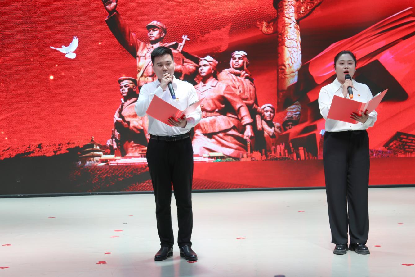 朗读者刘博奥、蔡思蕊分享《红色的七月》