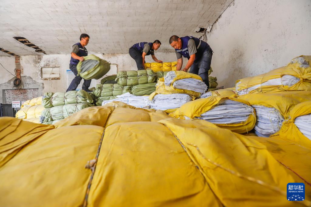 6月28日，工作人员在河北省秦皇岛市卢龙县应急物资储备库码放防洪物资。