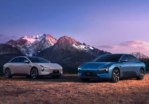 小鹏MONA M03全球首发亮相!何小鹏:专为年轻人打造的纯电轿跑