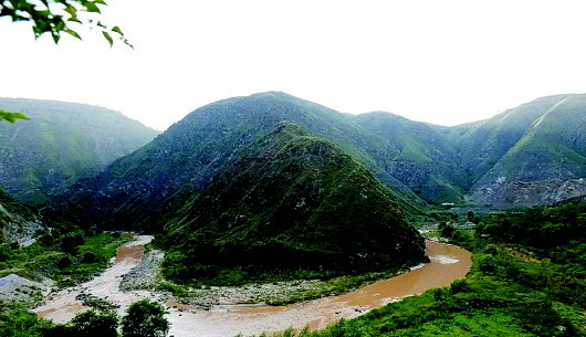 由西而来的渭河在三阳川蜿蜒东流,形成一个巨大的“S”形。