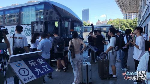 南昌至景德镇“站点巴士”开通首日吸引众多游客乘坐