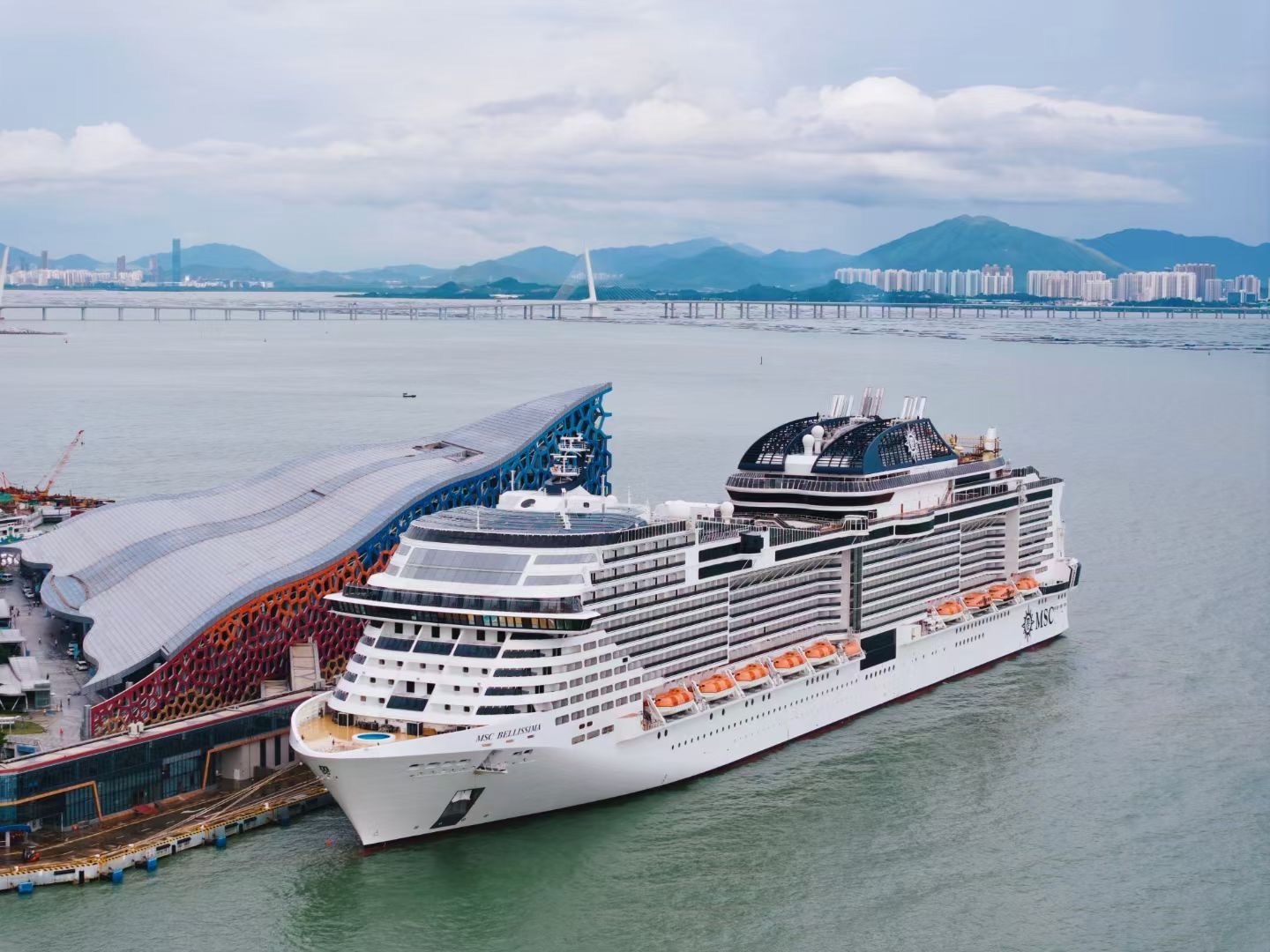 亚洲旗舰“MSC荣耀”号邮轮抵深 海事部门全力保障提升邮轮出行“安全感”