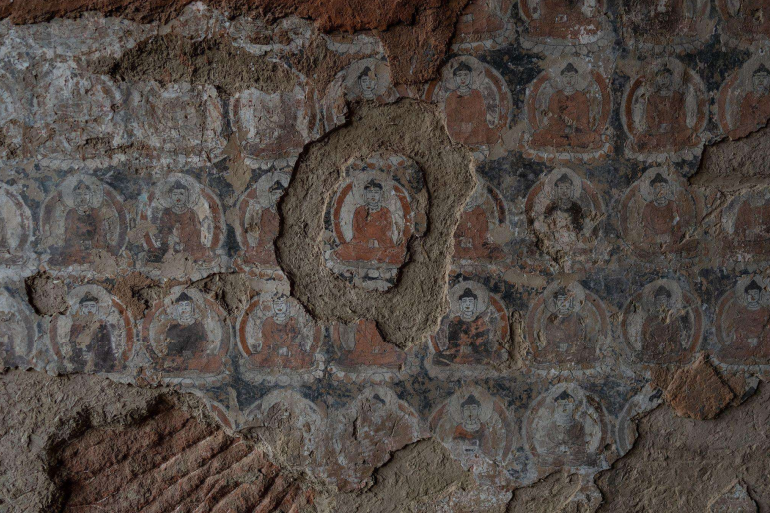 △金塔寺东窟墙体潮湿引起泥壁酥碱脱落，露出崖体。脱落部分现已进行边缘加固。（图/张掖市文物保护研究所）