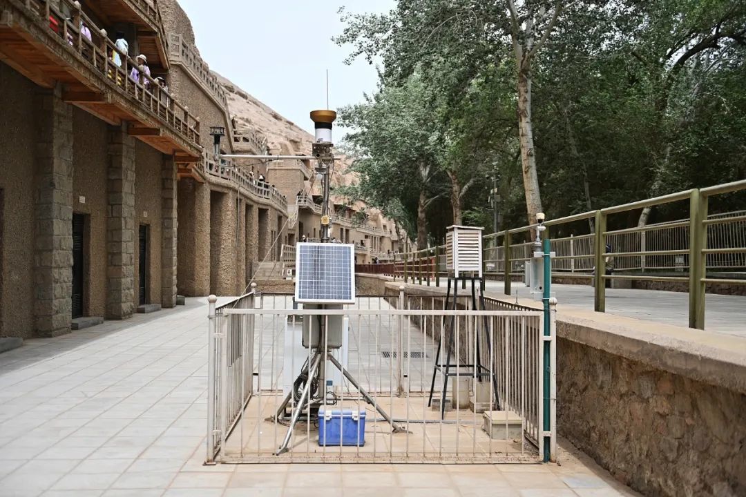 △敦煌莫高窟内运行的环境监测设备（图/图虫创意）