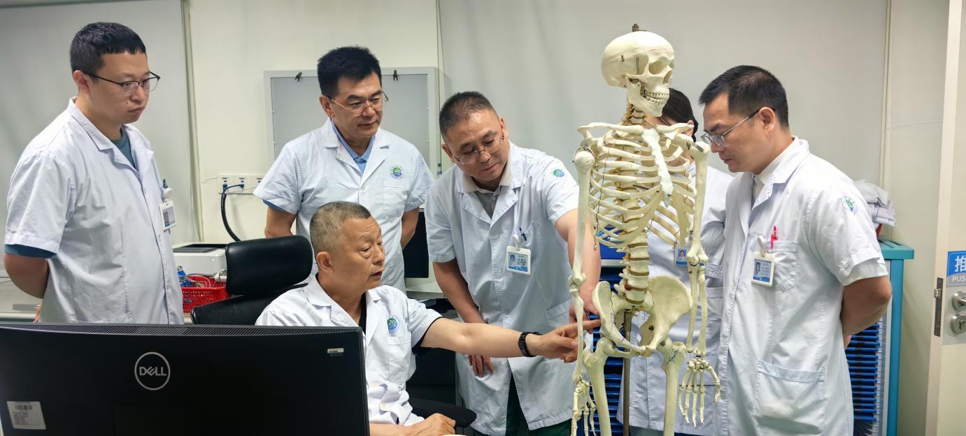 ▲ 术前王满宜教授进行讲解