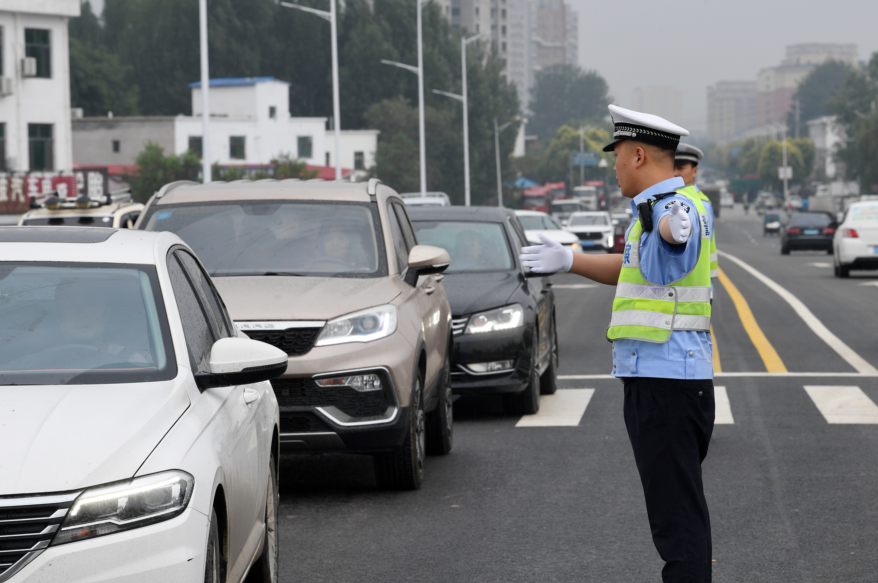 7月1日,姚庄桥灾后改造提升工程建成通车,交警正在桥头路口指挥交通。 陈康 摄