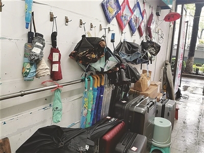 南昌有位徐师傅修伞50多年 他说“不忍心把这门手艺丢掉”