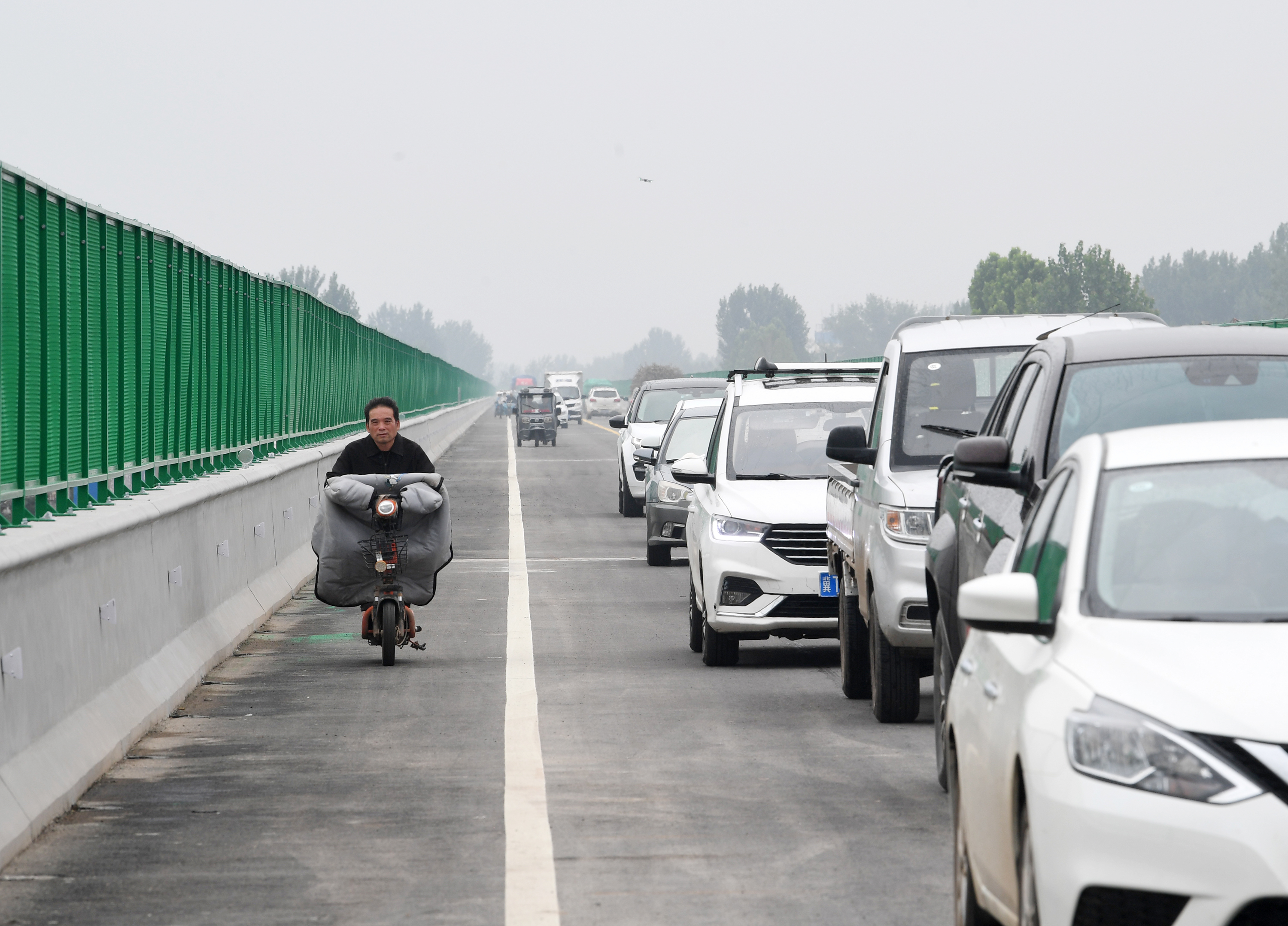 7月1日,姚庄桥灾后改造提升工程建成通车后,大批车辆通过。陈康 摄
