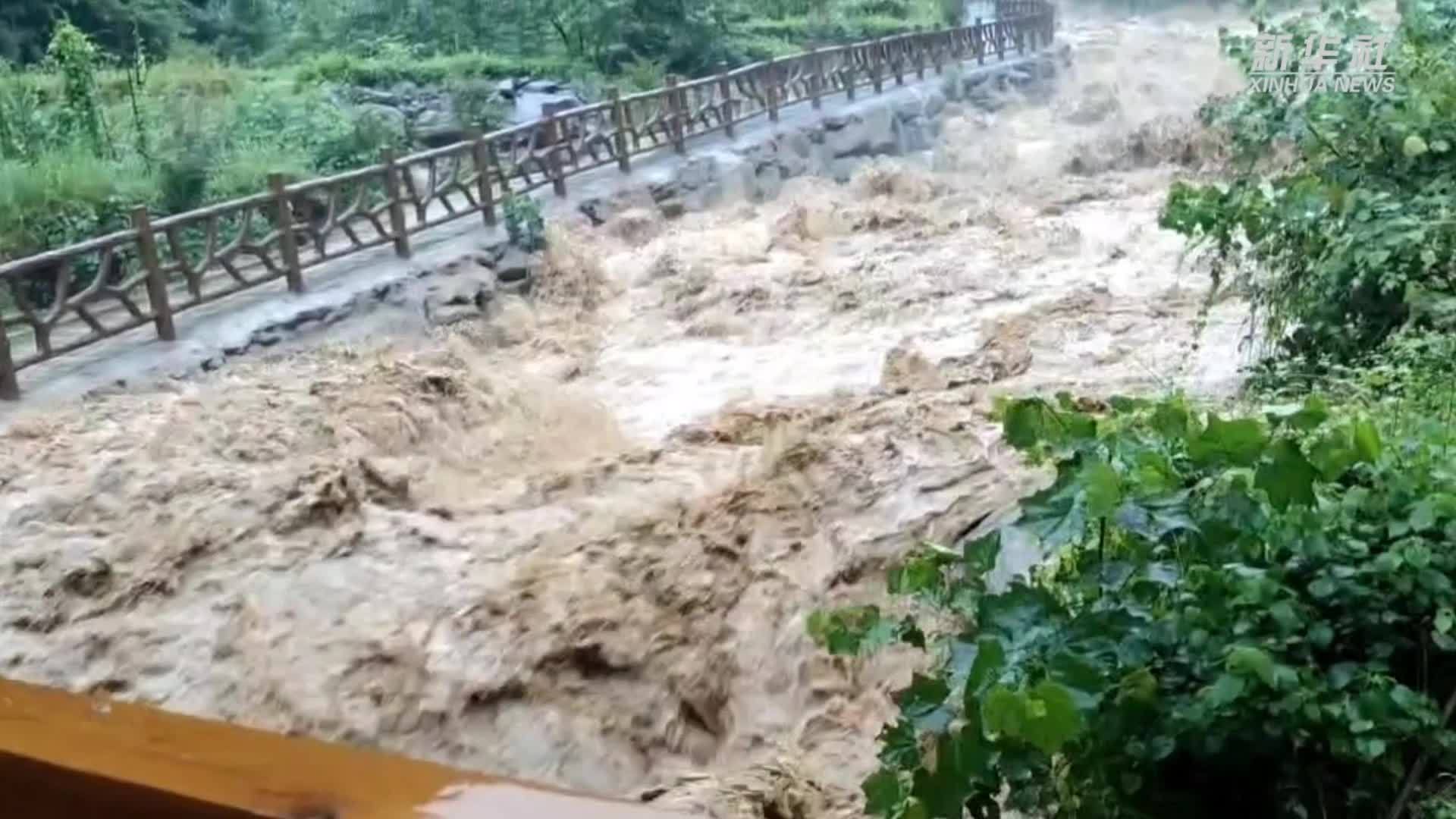 湖南安化：干群同心战风雨