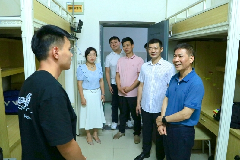 江西师范大学科学技术学院领导深入寝室看望送别毕业生