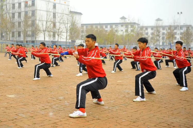 受傷學(xué)生簡(jiǎn)單包扎后繼續(xù)排練。愛登封圖