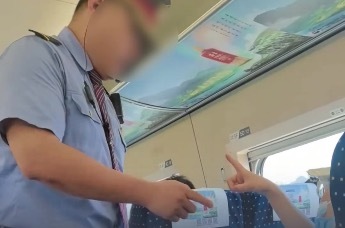 网传高铁上一女乘客拒配合查票，不停飙英文将乘务员骂哭