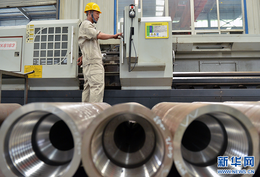 7月2日,在河南济源钢铁(集团)有限公司生产车间,工人正在生产钢制品。