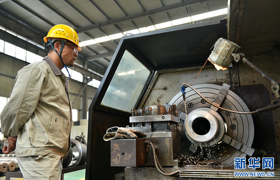 7月2日,在河南济源钢铁(集团)有限公司生产车间,工人正在生产钢制品。