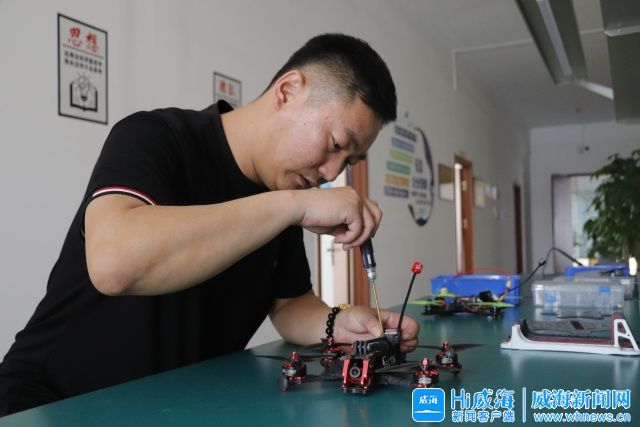 研发人员正在检修无人机。记者 于淑仪 摄