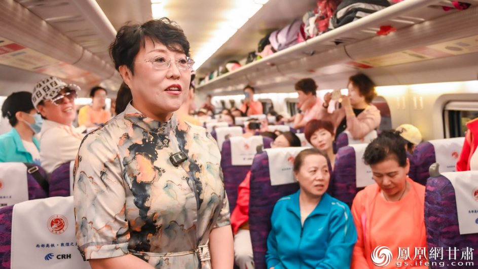 武威市文旅局局长魏红霞（前排）诚邀游客体验武威魅力