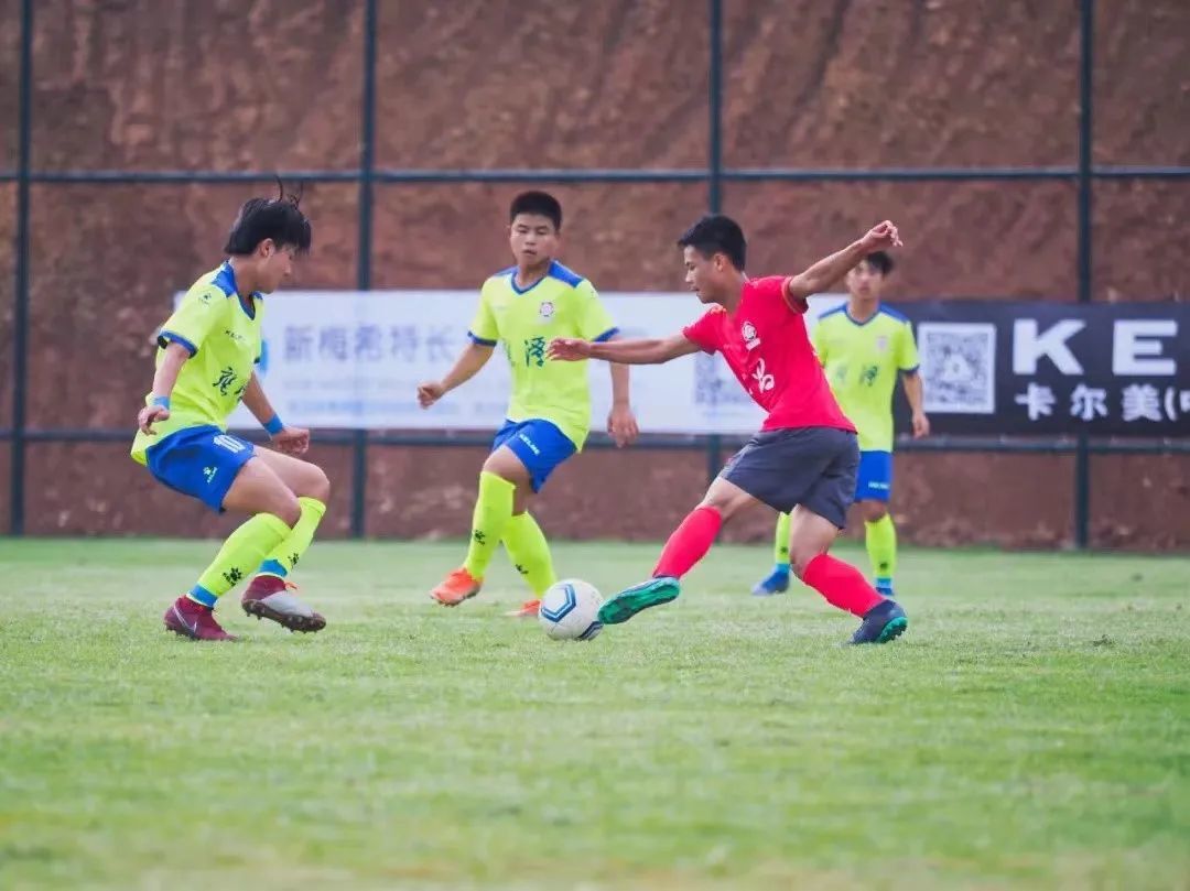 ▲罗煦铖（红色比赛服）以主力身份代表南昌市参加江西省足球联赛获得冠军。（资料图）