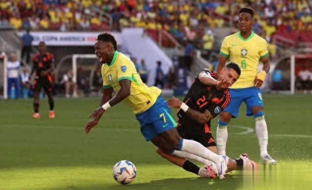 南美足联宣布巴西遭误判！熊皇倒地应获点，痛失头名后将战乌拉圭
