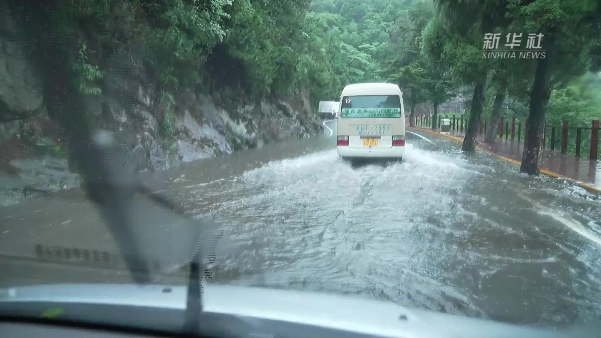 强降雨致登山公路阻断 庐山景区紧急抢险保畅通