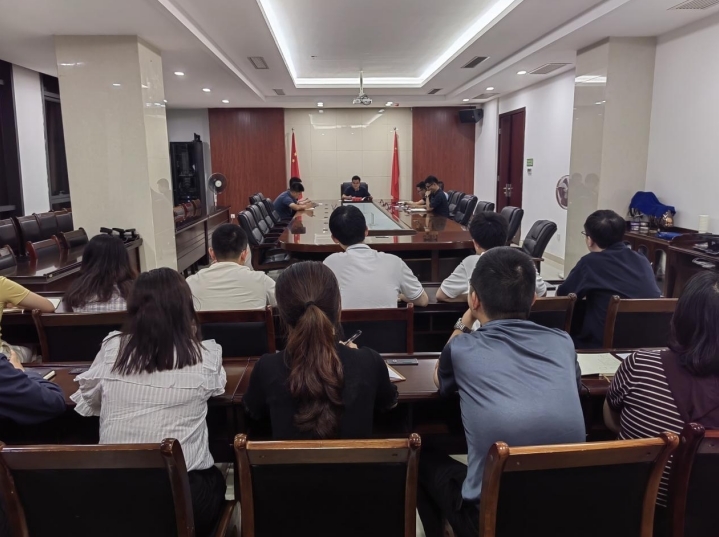 6月28日晚10点,县政府办召开全体领导干部会议部署防汛工作。