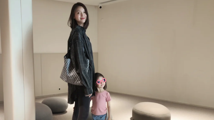 张梓琳陪女儿过暑假，母女仨都高高瘦瘦，8岁胖妹手比大人手还大
