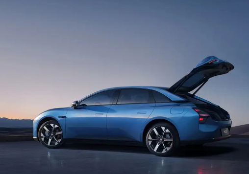 小鹏MONA M03全球首发亮相!何小鹏:专为年轻人打造的纯电轿跑