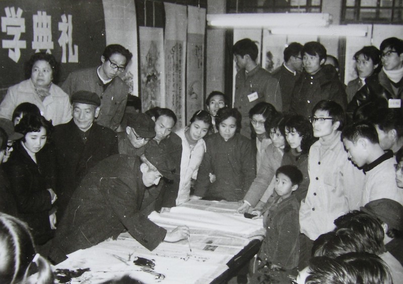 李丁陇先生在示范挥毫 刘国斌 摄