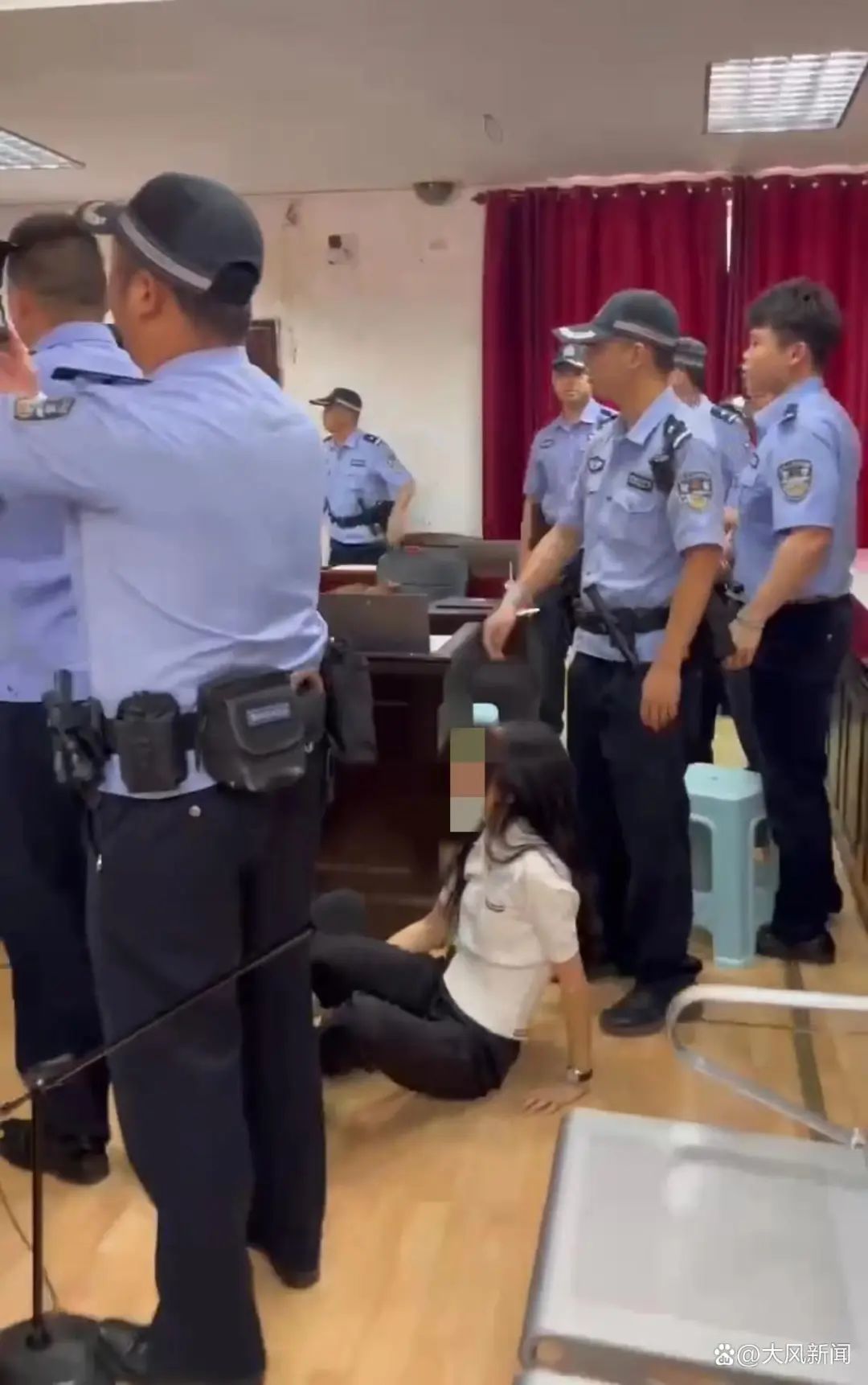 女律师庭审现场拍照取证,遭法警抢夺手机后被推倒地?多方最新回应凤凰网湖南_凤凰网