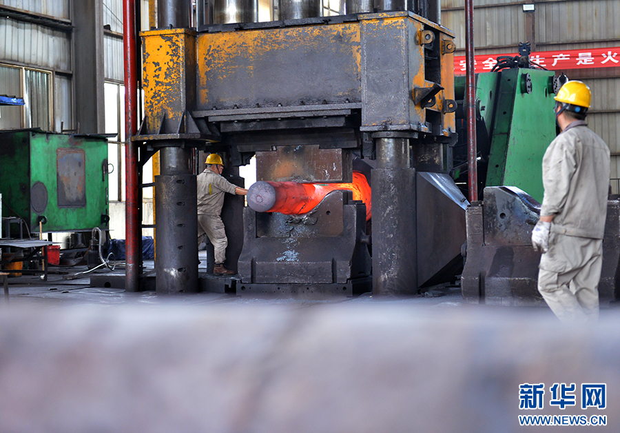 7月2日,在河南济源钢铁(集团)有限公司生产车间,工人正在生产钢制品。