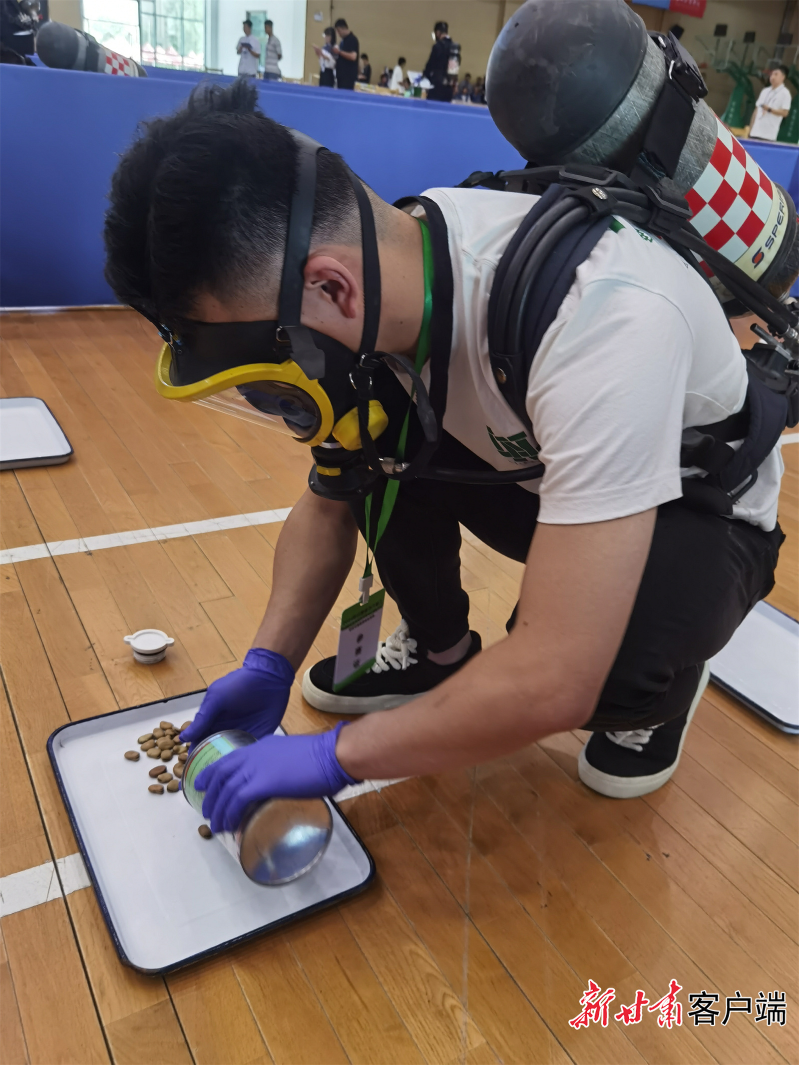 选手在“佩戴正压式空气呼吸器进行粮面施药”比赛中