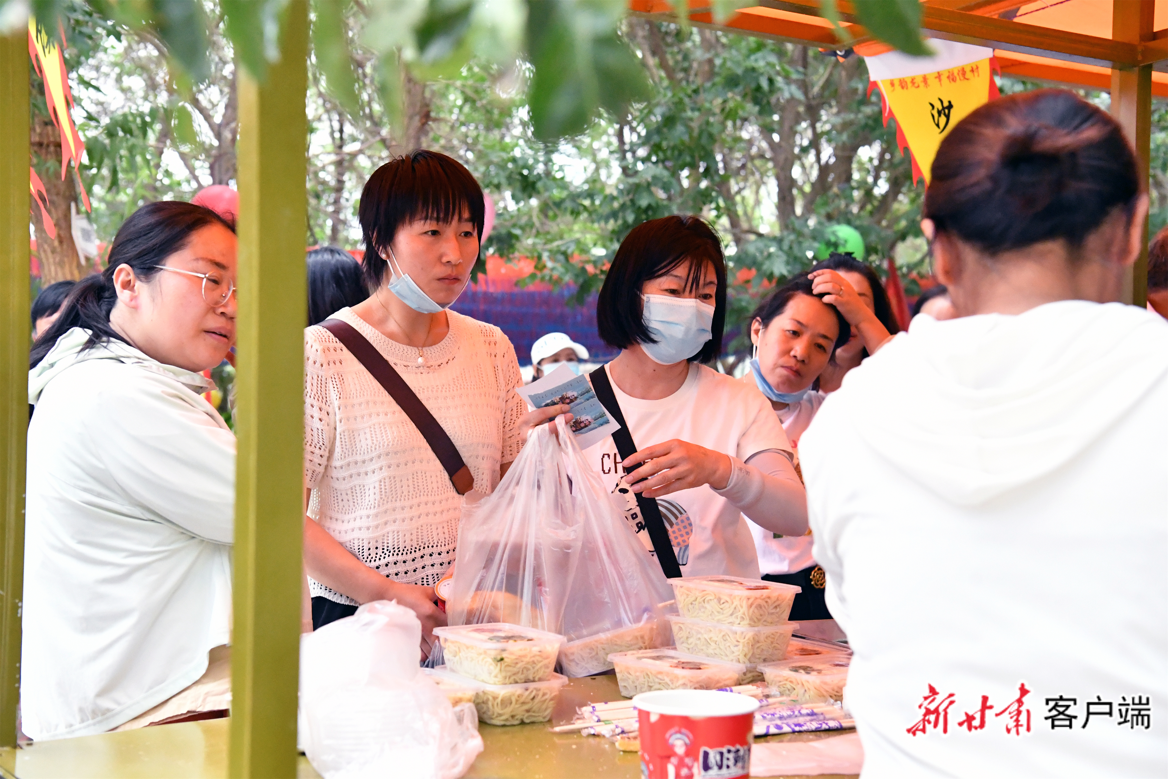 游客在金川区宁远堡镇龙景村购买特色美食