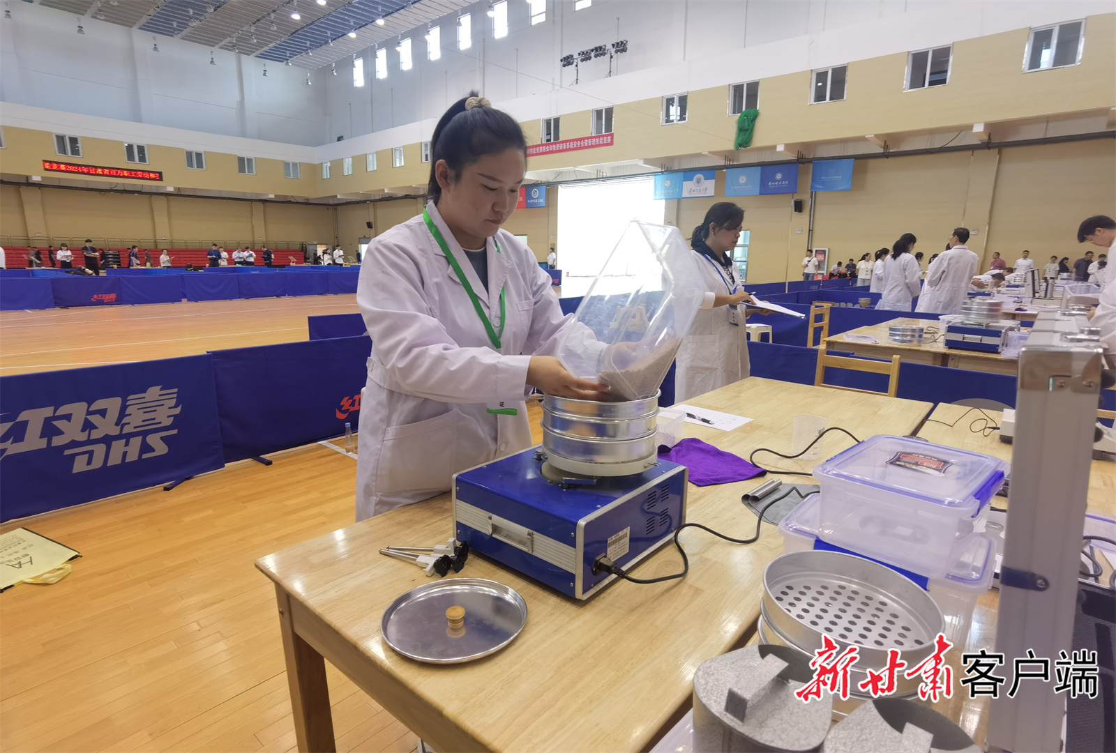 质检员在比赛中一丝不苟