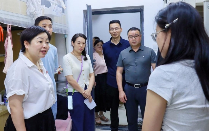 江西师范大学科学技术学院领导深入寝室看望送别毕业生