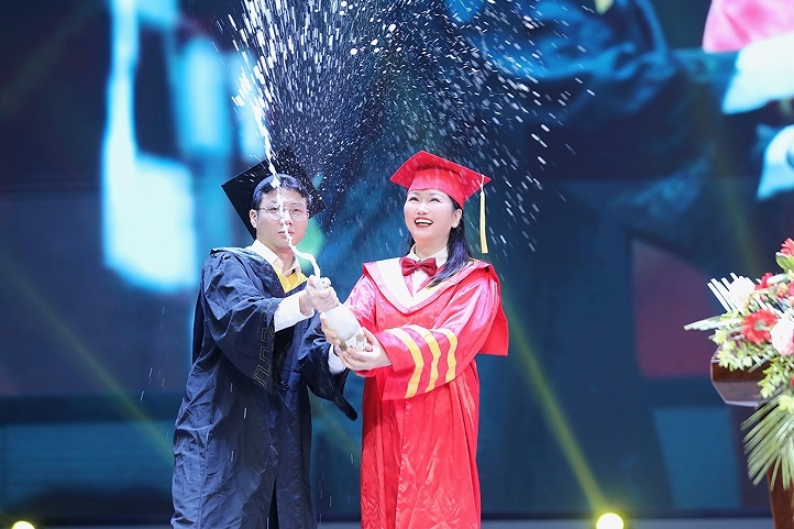 毕业生邀请校长张海涛开香槟庆祝毕业