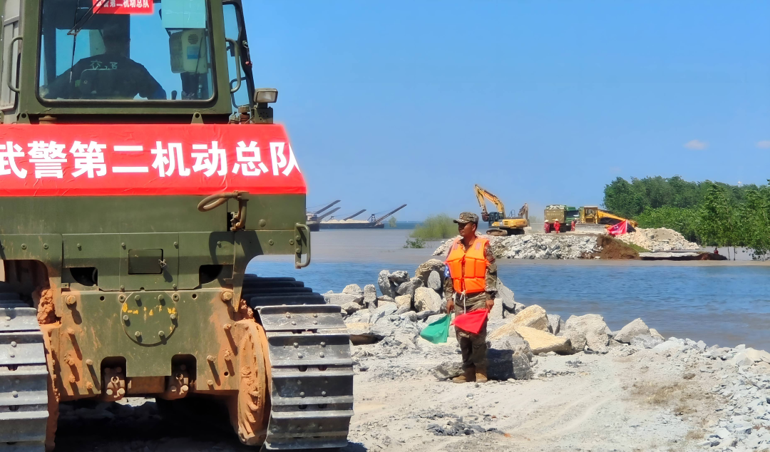 洞庭湖決堤口，湖決合龍華容縣團洲垸洞庭湖一線堤防潰口處正式開始合龍作業(yè)。開始