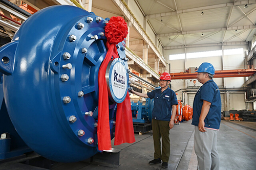 6月18日，在位于行唐县的强大泵业集团有限公司装配车间，一台盾构泵组装完毕，工作人员正在查看产品。