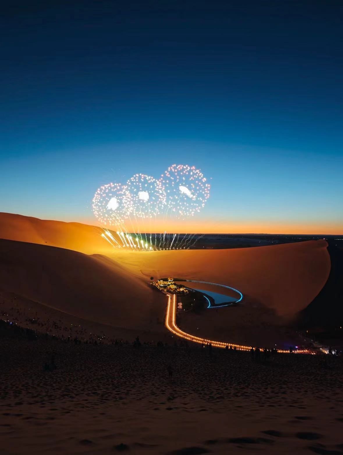 ▲沙漠中的烟花秀　图源网络