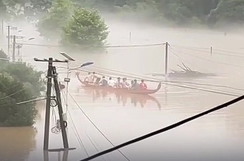 湖南平江遭遇特大洪灾，附近村庄请出祠堂里的龙舟，汨罗江上村民划龙舟自救