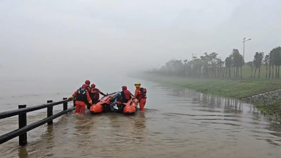 高考生赶去学校预填志愿被洪水困住，消防员救援