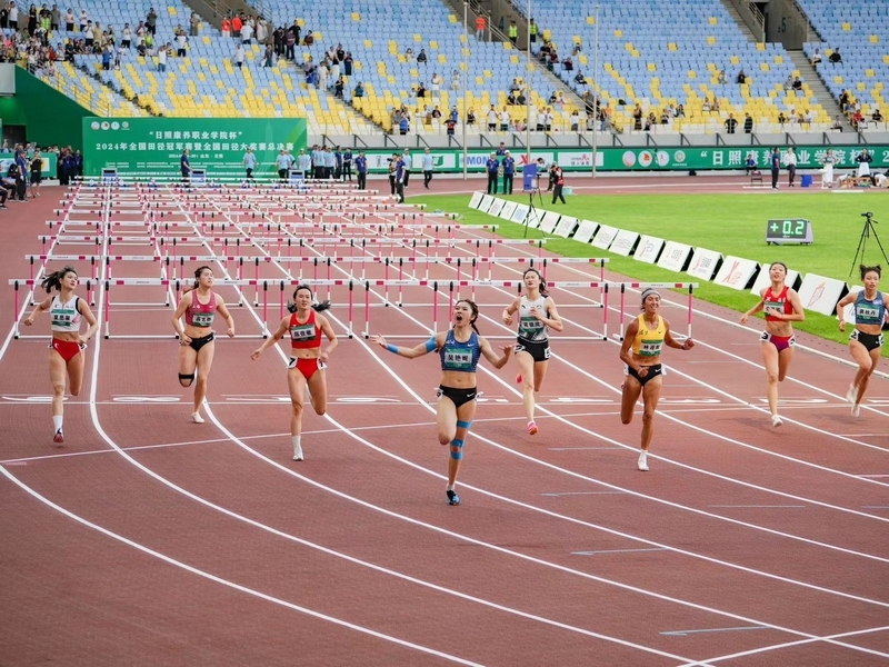 女子100米栏决赛，吴艳妮、林雨薇、陈佳敏分获冠亚季军。薄林 摄