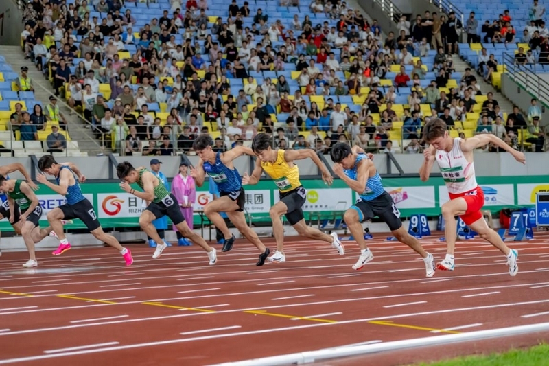 何锦櫶参加男子100米决赛夺冠。刘晶 摄