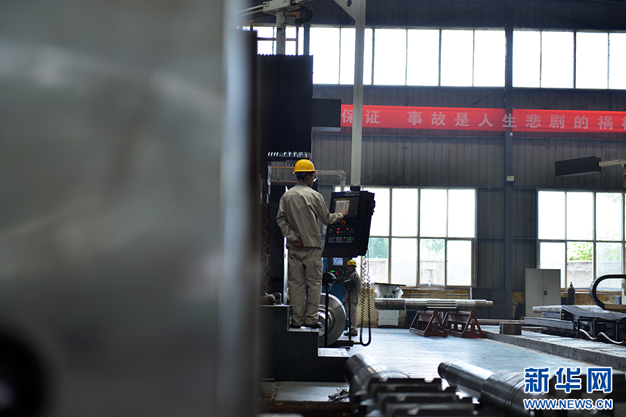 7月2日,在河南济源钢铁(集团)有限公司生产车间,工人正在生产钢制品。