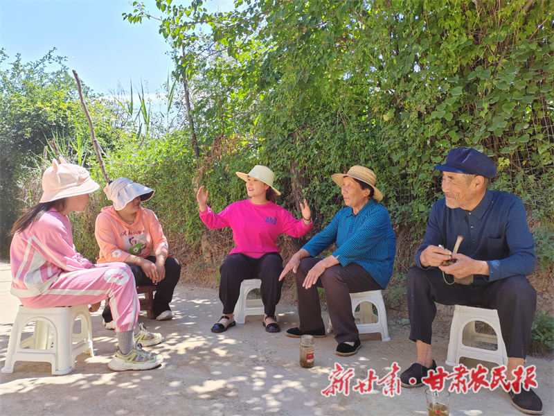 石艳给家人唱“花儿”