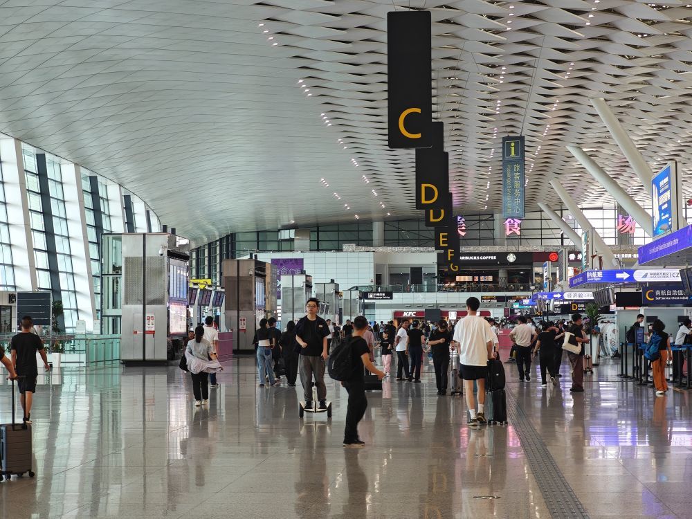 5日，郑州机场T2航站楼出发大厅，旅客相比日常出行有所增长。正在有序办理登机手续。受访者供图