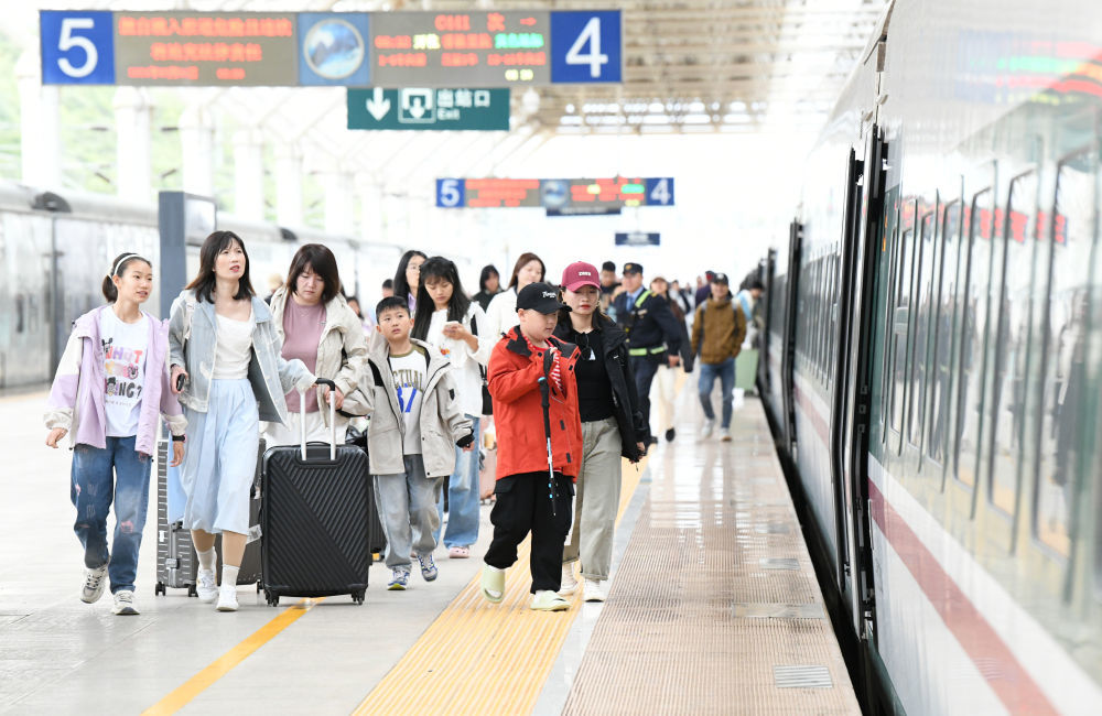 7月1日，旅客在云南丽江火车站乘车出行。新华社发（赵庆祖　摄）