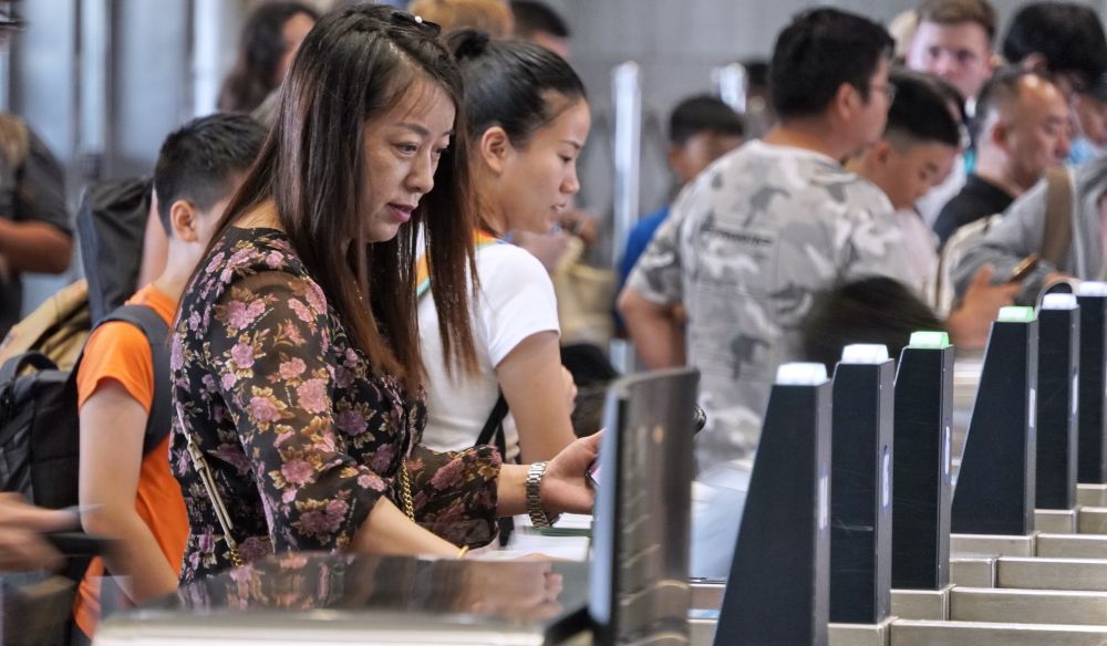 7月4日，旅客检票进站，准备从北京西站乘车出行。新华社记者　李欣　摄