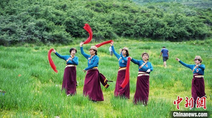 7月2日，紧邻国度4A级旅游景区“陇右名山”怡悦山的墟落——兰州市榆中县新营镇八门寺村，障碍上前的溪水涓涓流淌，绿树成荫、草木广大，一顶帐篷，一张餐桌，三五好友……随地可见来这里露营乘凉的游东说念主，徘徊在这片“绿野仙踪”里，安酣畅逸、心旷神怡。图为草地上的“舞会”。张文 摄