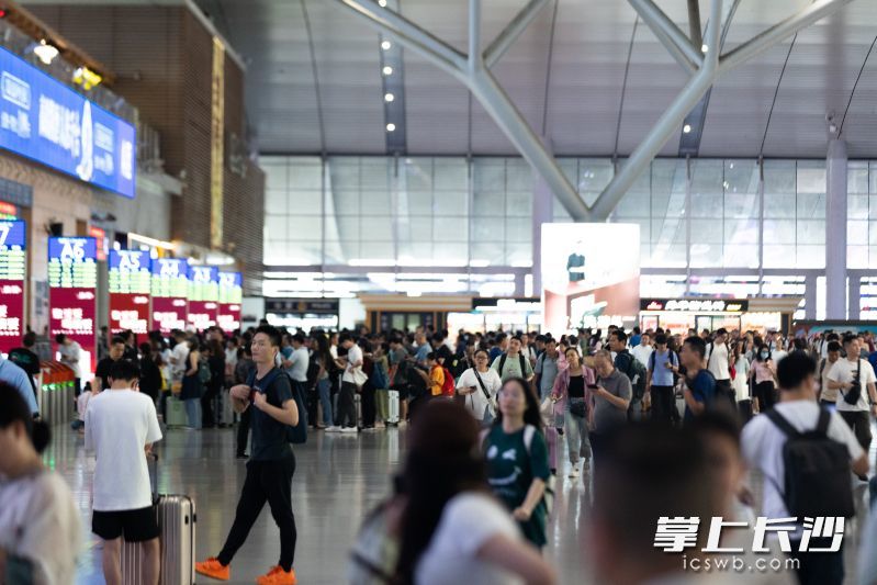 暑运期间，不少旅客在长沙火车南站准备出行。 长沙晚报通讯员 王添乐  摄