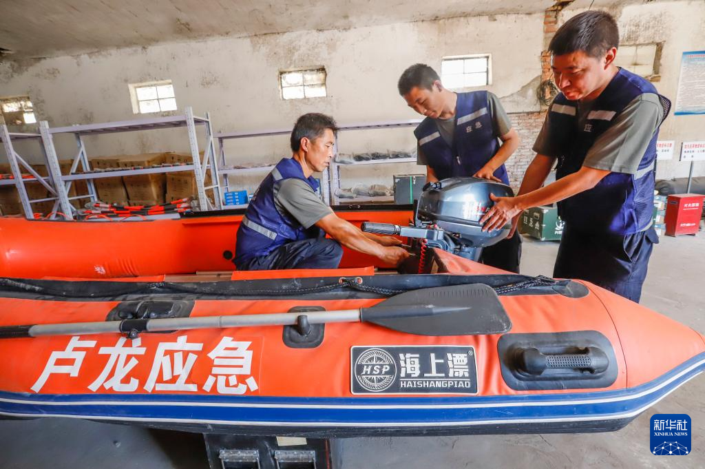 6月28日，工作人员在河北省秦皇岛市卢龙县应急物资储备库组装救援橡皮艇。