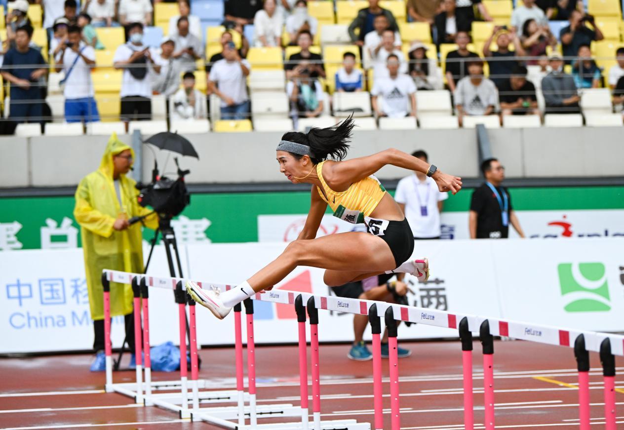 林雨薇参加女子100米栏预赛，以小组第一晋级决赛。刘晶 摄